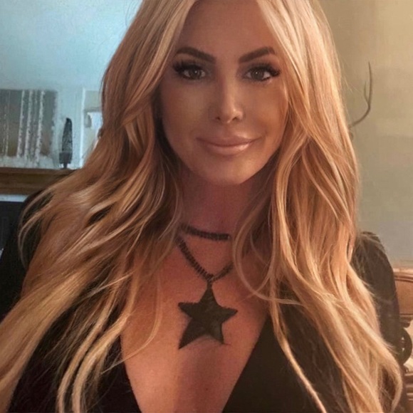 GOLD STAR NECKLACE! Comes in GOLD & SILVER…Black sold! Listing is for Gold only. - Picture 7 of 7